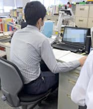 新型コロナウイルスの相談電話を受ける保健所職員(8日、神奈川県藤沢市)=共同(パソコン画面をモザイク加工しています) 新型コロナウイルスの相談電話を受ける保健所職員(8日、神奈川県藤沢市)=共同(パソコン画面をモザイク加工しています)