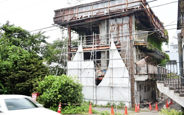 老朽化が激しく解体を命じられたマンション（滋賀県野洲市）
