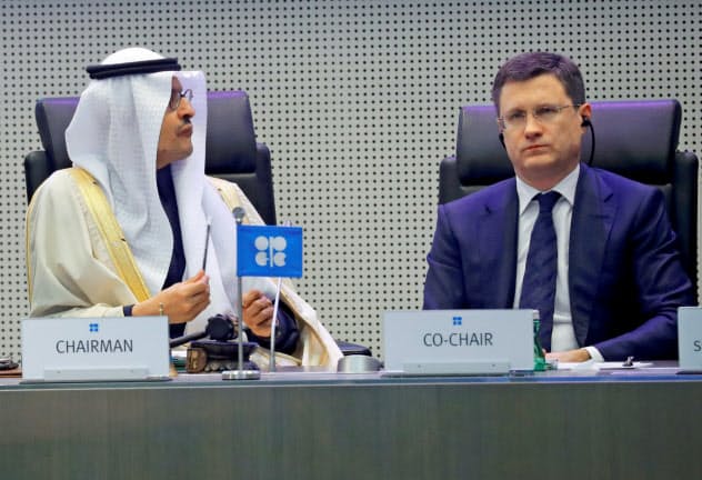 19年12月のOPECプラスの会合に出席したサウジのアブドルアジズ・エネルギー相(左)とロシアのノワク・エネルギー相=ロイター 19年12月のOPECプラスの会合に出席したサウジのアブドルアジズ・エネルギー相(左)とロシアのノワク・エネルギー相=ロイター