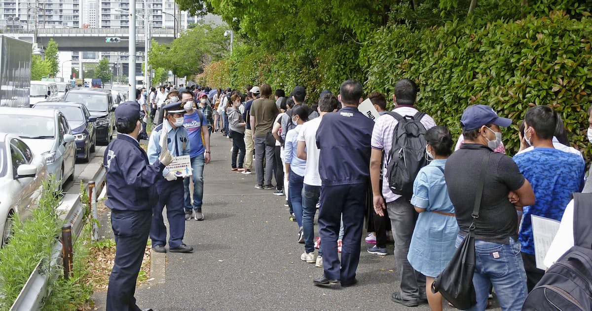 新型コロナ 東京入管で長い列 在留外国人ら手続き 日本経済新聞
