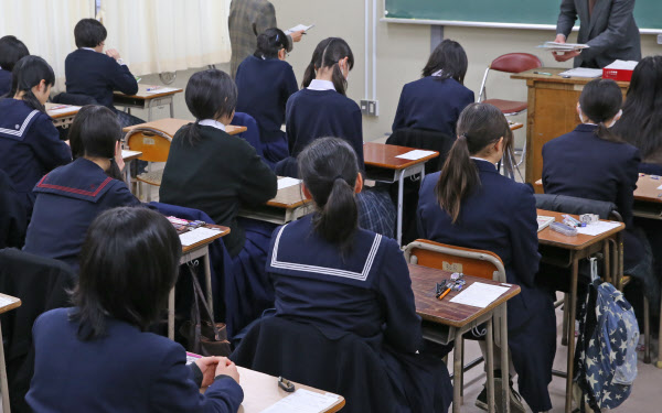 高校入試「出題範囲、配慮を」 文科省、自治体に通知: 日本経済新聞