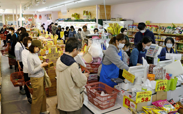有事のスーパー 格差のコンビニ コロナ禍で明暗 日本経済新聞