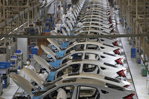 生産を再開したホンダの工場(4月、中国・武漢市)=AP