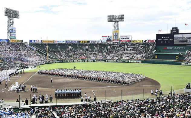 2019年8月、甲子園球場で行われた第101回全国高校野球選手権大会の開会式=共同 2019年8月、甲子園球場で行われた第101回全国高校野球選手権大会の開会式=共同
