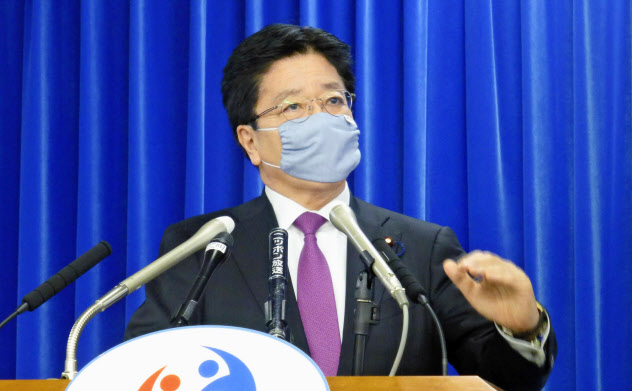 記者会見する加藤厚労相(15日、厚労省)=共同 記者会見する加藤厚労相(15日、厚労省)=共同