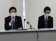 11年ぶりに赤字に転落した20年3月期の業績について岩山靖宏頭取(左)が会見した(15日、静岡市) 11年ぶりに赤字に転落した20年3月期の業績について岩山靖宏頭取(左)が会見した(15日、静岡市)