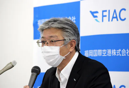 20年3月期の決算を発表する福岡国際空港の永竿社長(15日、福岡市)