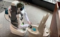 ミラロボティクスが開発した分身ロボは遠隔でトイレを掃除