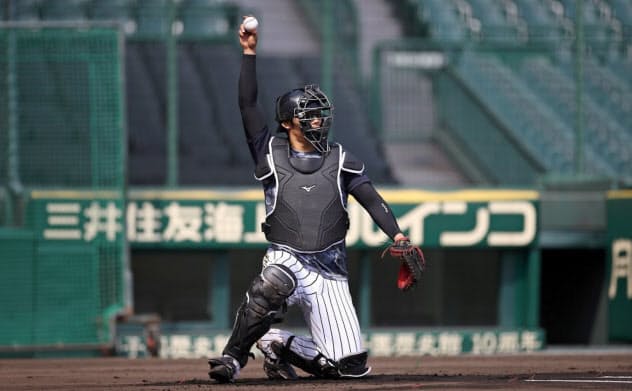 甲子園球場で自主練習する原口(8日)=阪神球団提供 甲子園球場で自主練習する原口(8日)=阪神球団提供