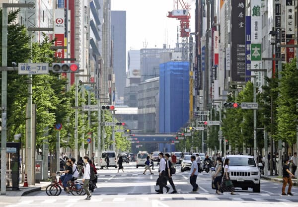 東京・銀座を歩く人たち(17日午後)=共同