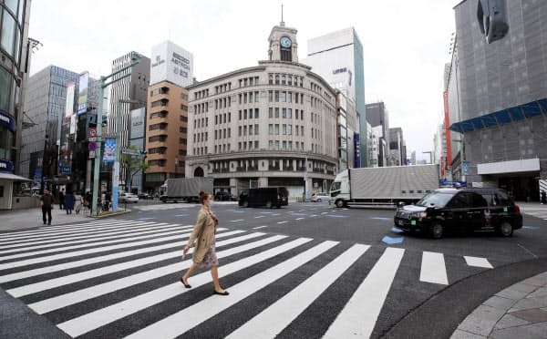 外出自粛要請で人通りの少ない銀座4丁目交差点(3月28日、東京都中央区)