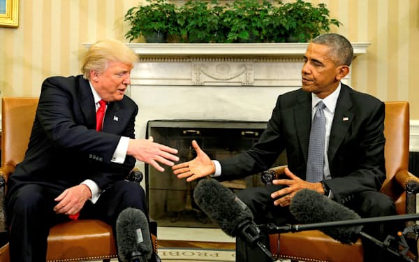 2016年11月、ホワイトハウスで会談するオバマ大統領(右)とトランプ次期大統領=ロイター