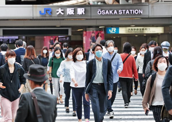 休業要請緩和後の週明け、出勤する人たちが行き交うJR大阪駅前(18日、大阪市北区)