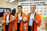 セブンイレブンが発売する親子丼など比内地鶏を使った商品を手に持つ関係者(18日、秋田県庁) セブンイレブンが発売する親子丼など比内地鶏を使った商品を手に持つ関係者(18日、秋田県庁)