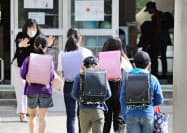 学校が再開し、登校する児童(18日、三重県桑名市の市立七和小学校) 学校が再開し、登校する児童(18日、三重県桑名市の市立七和小学校)