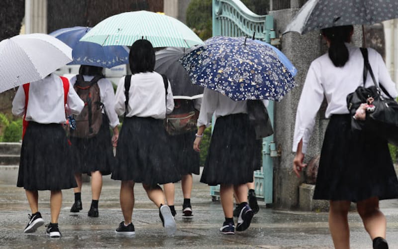 登校時間をずらして学校へ向かう県立福岡高校の生徒(18日、福岡市博多区) 登校時間をずらして学校へ向かう県立福岡高校の生徒(18日、福岡市博多区)