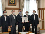 大野知事(中央)に提言を手渡す経済3団体の代表(埼玉県庁) 大野知事(中央)に提言を手渡す経済3団体の代表(埼玉県庁)