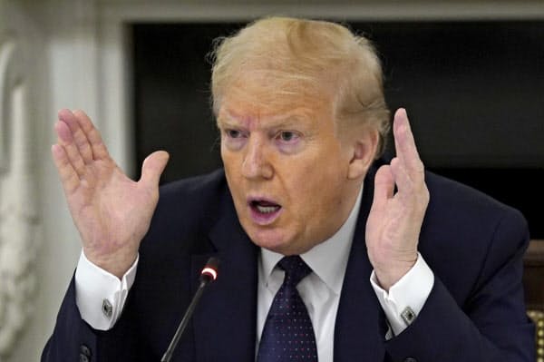 トランプ氏は18日、ホワイトハウスでコロナ予防のために薬を飲んでいることを打ち明けた=AP