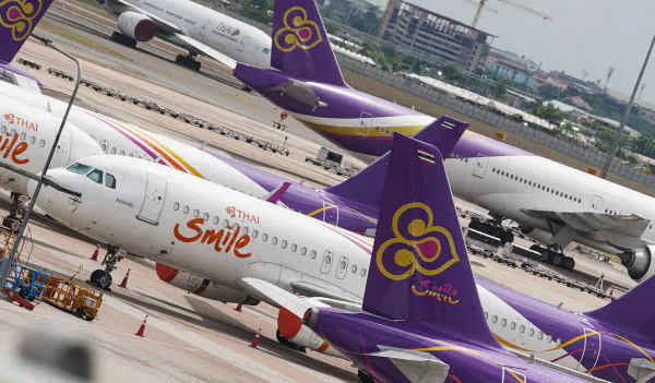 スワンナプーム国際空港に駐機するタイ国際航空の機体(19日、バンコク)=小高顕撮影