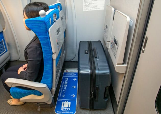 東海道新幹線で設けた特大荷物スペース付き座席=JR東海提供 東海道新幹線で設けた特大荷物スペース付き座席=JR東海提供
