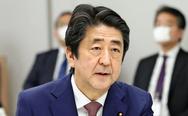 経済財政諮問会議であいさつする安倍首相（5月15日、首相官邸）＝共同