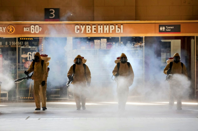 新型コロナの感染拡大でロシア経済の打撃が深まっている(18日、モスクワの鉄道駅での消毒)=ロイター 新型コロナの感染拡大でロシア経済の打撃が深まっている(18日、モスクワの鉄道駅での消毒)=ロイター
