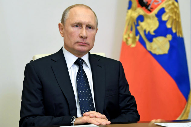 新型コロナの収束後にはプーチン氏の5選を可能にする改憲法案の全国投票が控える(19日、モスクワ郊外)=AP 新型コロナの収束後にはプーチン氏の5選を可能にする改憲法案の全国投票が控える(19日、モスクワ郊外)=AP