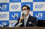 記者会見するJR西日本の長谷川社長(20日、大阪市) 記者会見するJR西日本の長谷川社長(20日、大阪市)