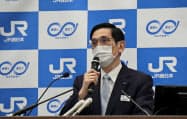 記者会見するJR西日本の長谷川社長(20日、大阪市)