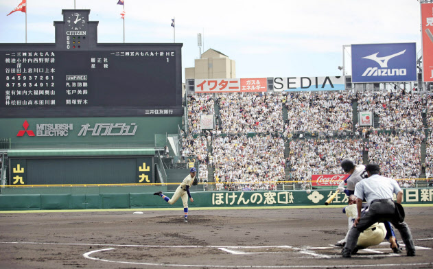 夏の甲子園大会は戦後初の中止に(昨年の決勝となった履正社―星稜戦)=共同 夏の甲子園大会は戦後初の中止に(昨年の決勝となった履正社―星稜戦)=共同