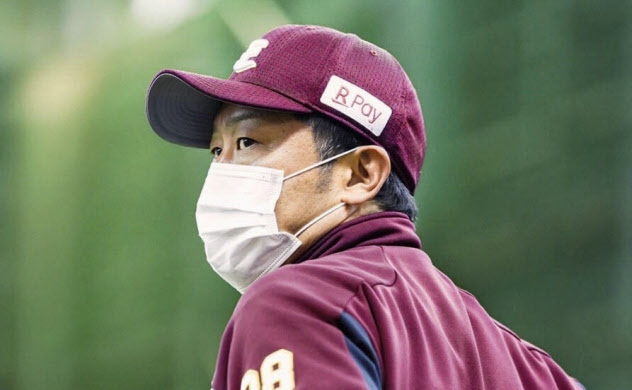 練習を視察する楽天・三木監督(20日、楽天生命パーク宮城)=球団提供・共同 練習を視察する楽天・三木監督(20日、楽天生命パーク宮城)=球団提供・共同