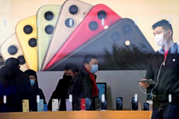 アップルはiPhoneのOS更新でマスク着用時のロック解除の手順を改善した=ロイター