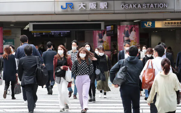 JR大阪駅前の横断歩道を行き交う人たち(21日午前、大阪市北区)