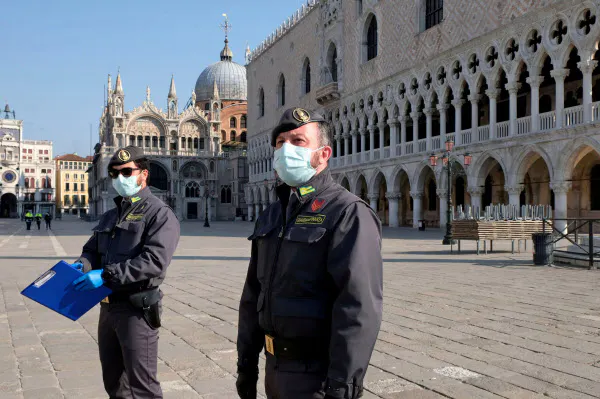 ロックダウン中にパトロールする警官(イタリア、4月)=ロイター