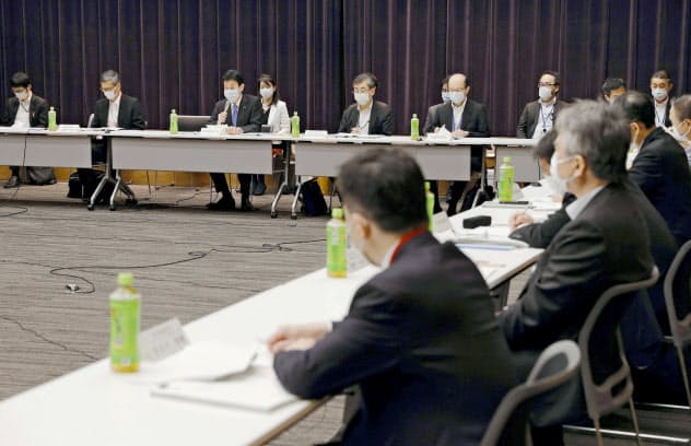 近畿3府県の緊急事態宣言解除に向け開かれた諮問委員会=21日午前、東京都千代田区 近畿3府県の緊急事態宣言解除に向け開かれた諮問委員会=21日午前、東京都千代田区