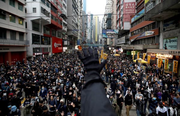 香港の民主派は大規模な街頭抗議を続けてきた(1月)=ロイター