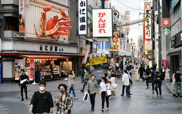 大阪の繁華街を歩く人たち（21日、大阪市中央区）
