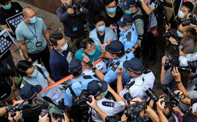 22日、香港の民主派議員が香港国家安全法に抗議した＝ロイター