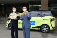 感染者移送用車両の貸与式に臨む秋田県の佐竹敬久知事(右)とネッツトヨタ秋田の石井資就社長(22日、秋田県議会棟前) 感染者移送用車両の貸与式に臨む秋田県の佐竹敬久知事(右)とネッツトヨタ秋田の石井資就社長(22日、秋田県議会棟前)