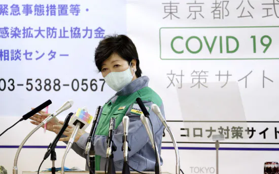 休業要請緩和などの「ロードマップ」について記者会見する小池都知事(22日、都庁)