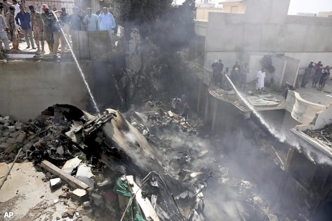 パキスタンで旅客機墜落 97人死亡 住宅にも被害 日本経済新聞