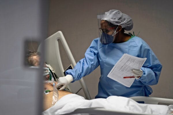 ブラジルは5月に入り新型コロナの感染拡大が顕著だ(21日、リオデジャネイロ州の病院)=AP