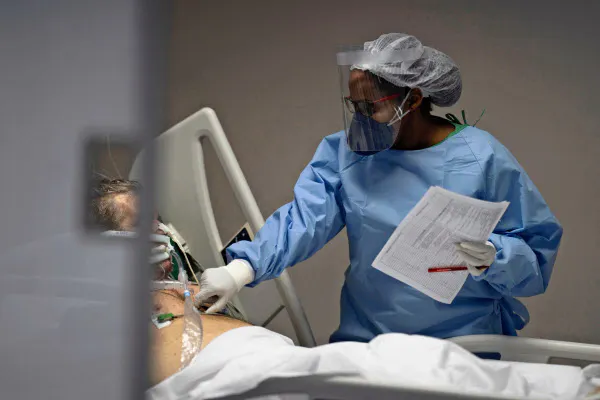 ブラジルは5月に入り新型コロナの感染拡大が顕著だ(21日、リオデジャネイロ州の病院)=AP