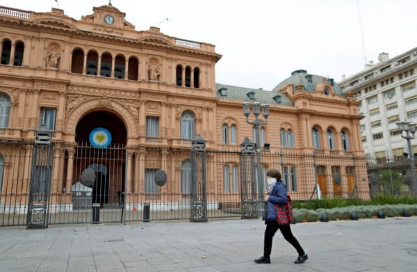 新型コロナ対策で人通りが少ないアルゼンチン大統領府(21日、ブエノスアイレス)=ロイター