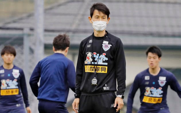 J1で最初に全体練習を再開した鳥栖では、金明輝監督がマスク姿で見守った=共同
J1で最初に全体練習を再開した鳥栖では、金明輝監督がマスク姿で見守った=共同