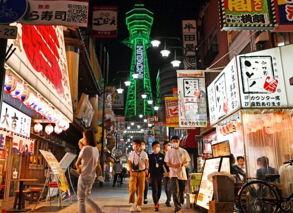 緊急事態宣言が解除され、営業再開した飲食店街を訪れる人たち(23日、大阪市浪速区)