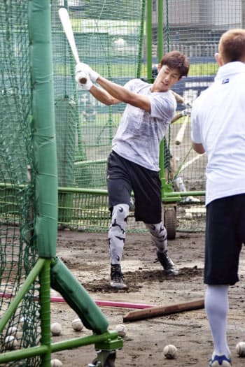 打撃練習をする日本ハムの石井(23日、千葉県鎌ケ谷市)=球団提供・共同