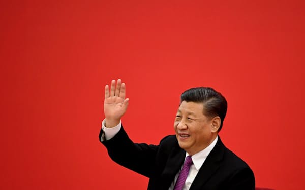 「中国式」が強権国家をひき付ける(2019年12月のビデオ会談でロシアのプーチン大統領に手を振る習近平国家主席)=ロイター
