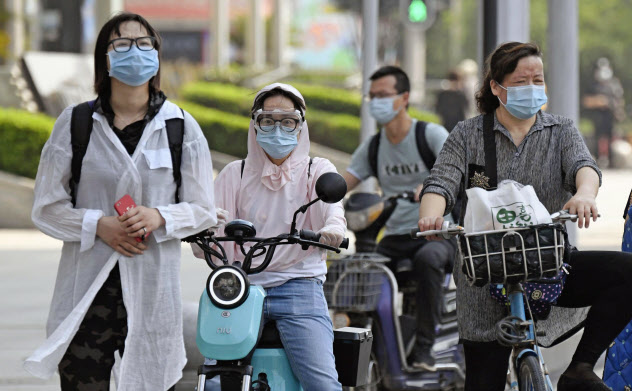 中国・武漢市内でマスクやゴーグルをした市民(23日、共同) 中国・武漢市内でマスクやゴーグルをした市民(23日、共同)