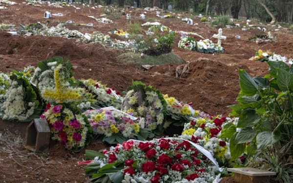 ブラジルでは死者の急増により、公共墓地には真新しい墓が並ぶ(8日、サンパウロ)